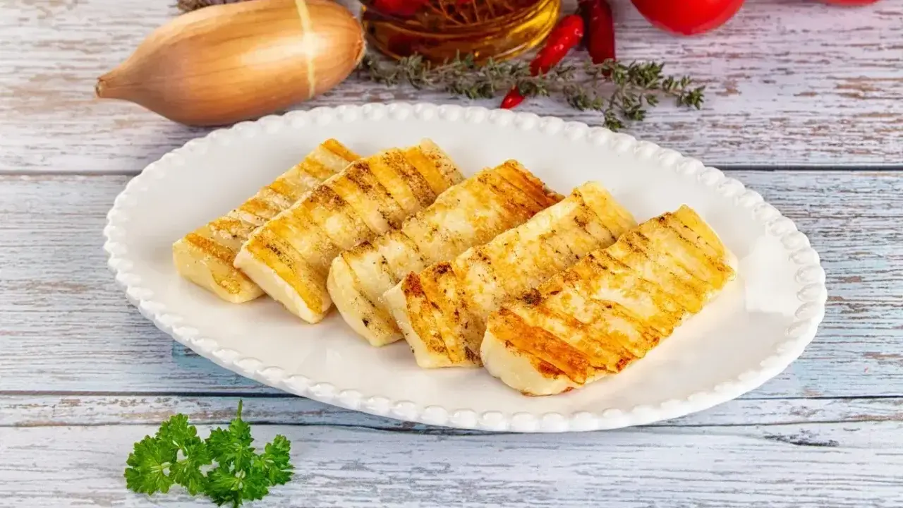 Grillowany ser halloumi, idealny do sałatek i jako samodzielna przekąska. Prosty halloumi przepis na pyszne danie.