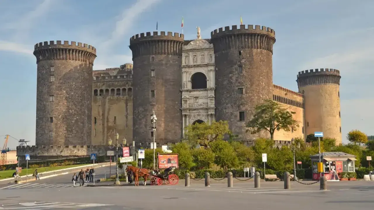 Castel Nuovo w Neapolu, imponująca forteca z wieżami i bramą, to jedno z miejsc, które warto zobaczyć.