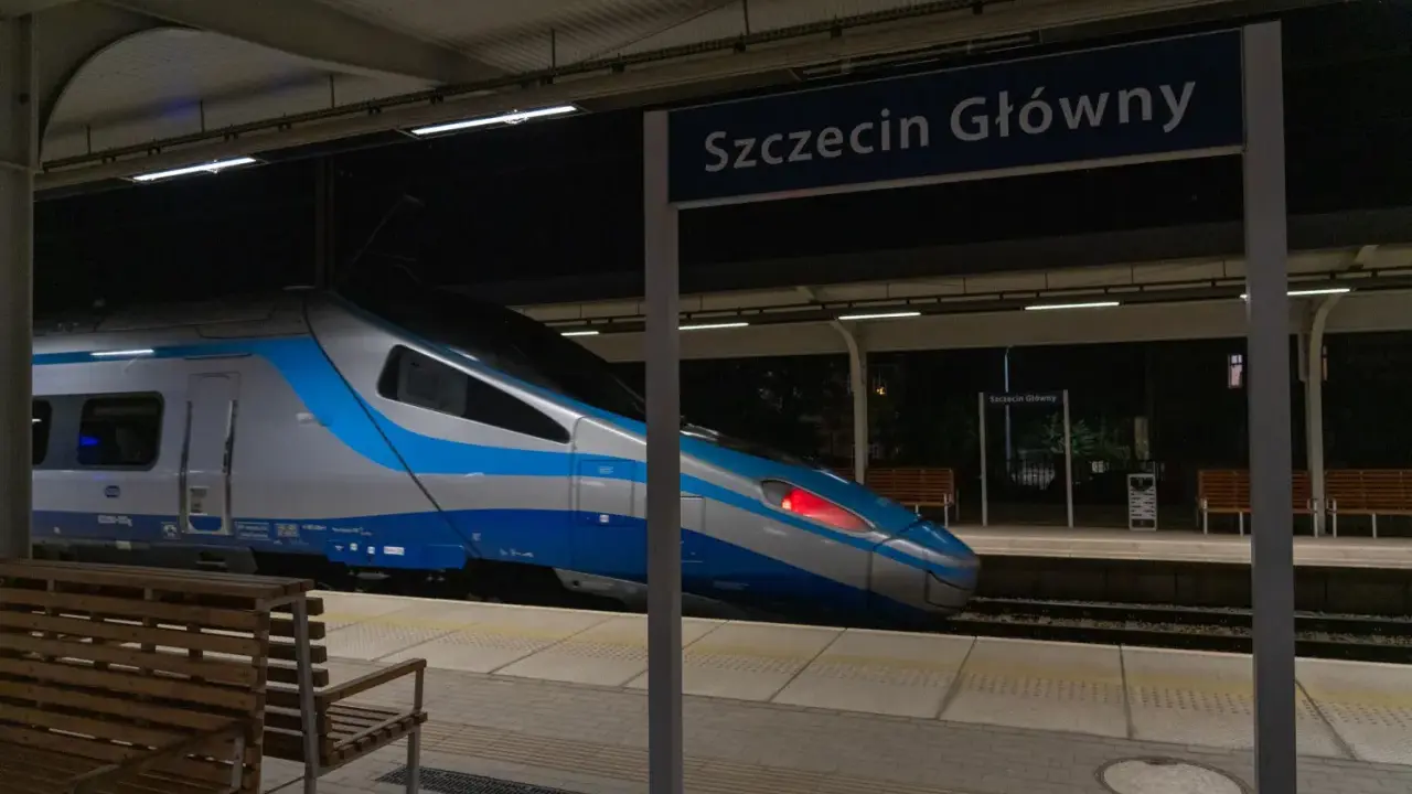 Szczecin Warszawa: Ile km? Auto, pociąg, samolot czas i koszty