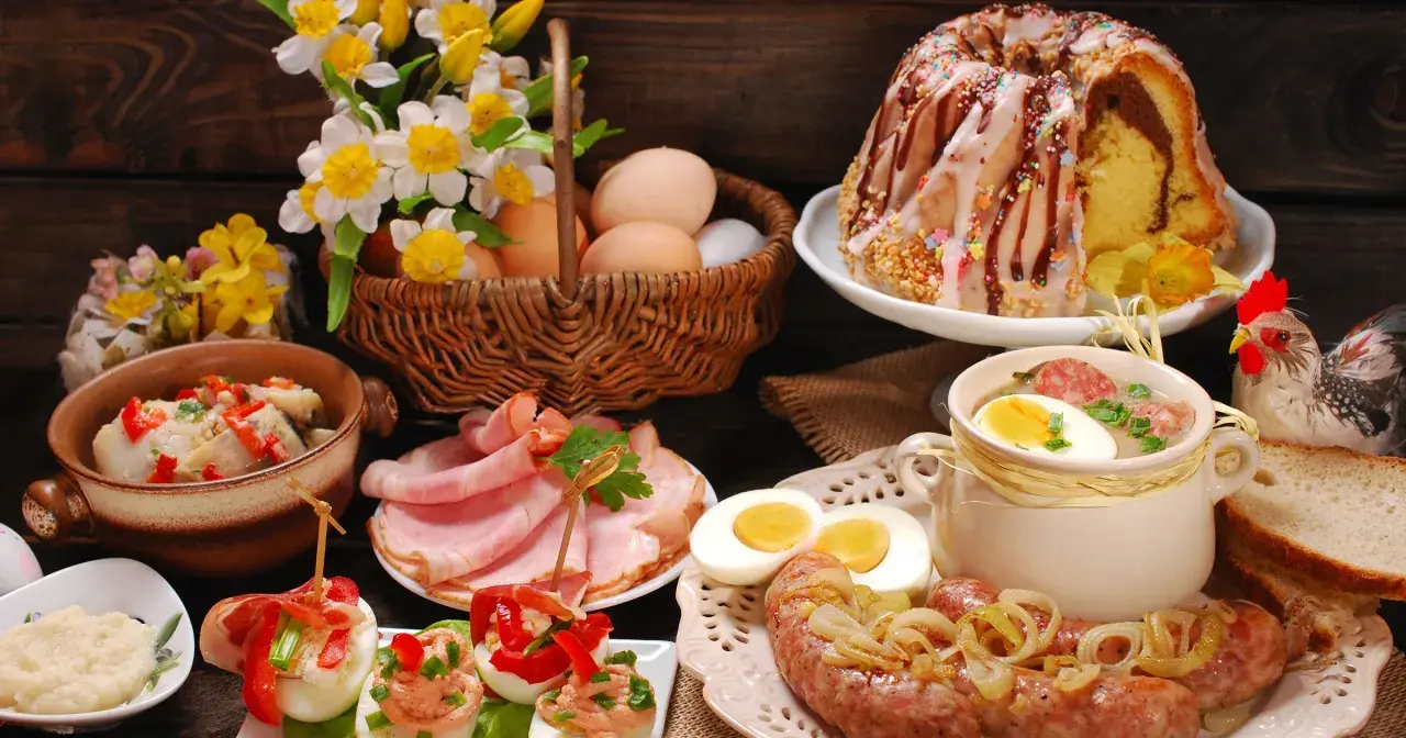 Wielkanocny stół: babka, biała kiełbasa, jajka, chrzan, śledzie, wędliny i żurek. Tak się je na Wielkanoc.