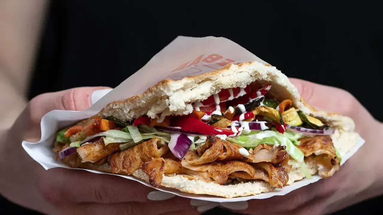 Prawdziwy kebab w bułce z soczystym mięsem, warzywami i sosami. Idealny na szybki posiłek.