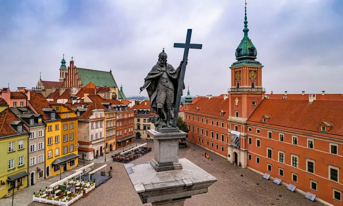 Pomnik Zygmunta III Wazy i Zamek Królewski na Starym Mieście. To jedne z fajnych miejsc w Warszawie, które warto zobaczyć.