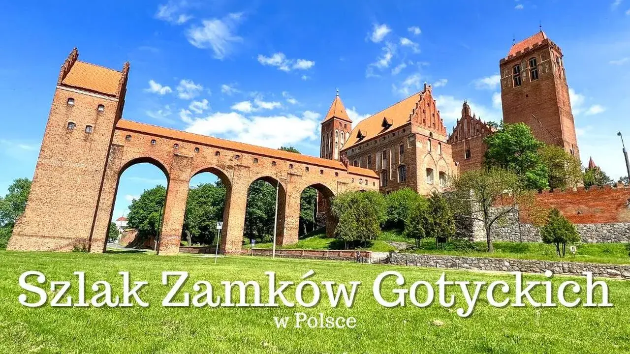 Potężne zamki krzyżackie w Polsce, z charakterystycznymi ceglanymi murami i łukowymi przejściami, górują nad zielonymi terenami.