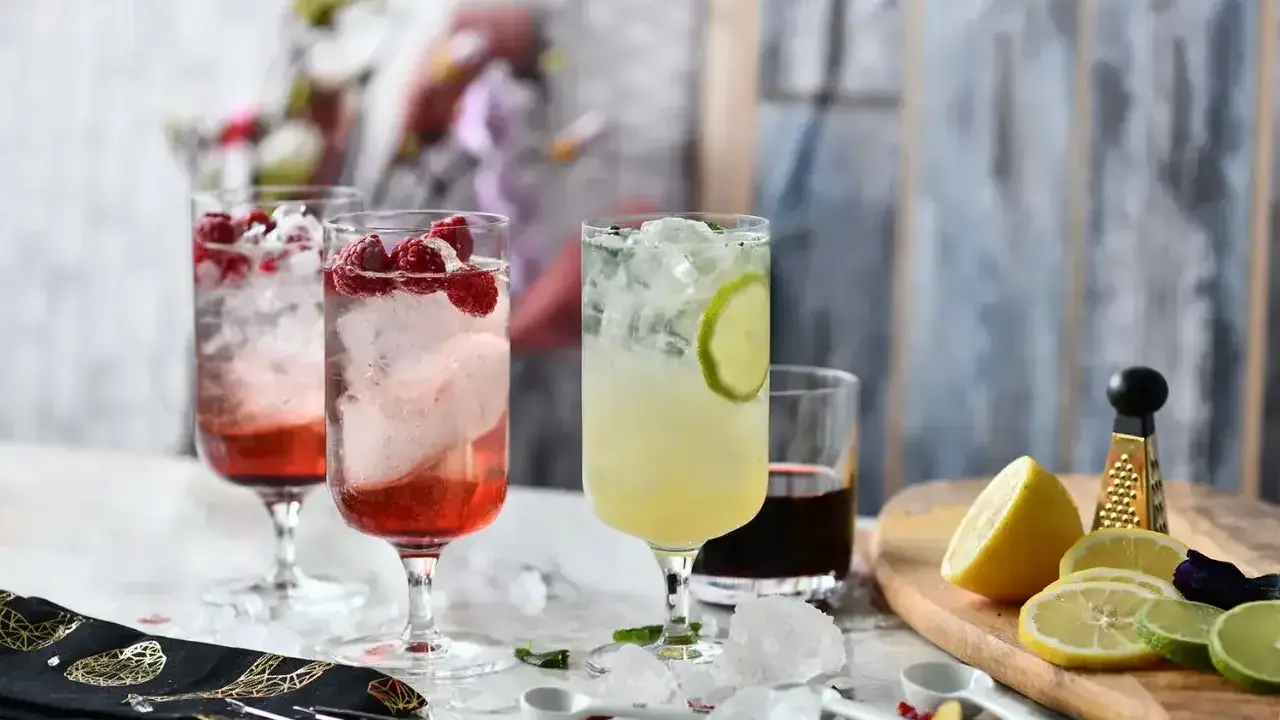 Letnie, orzeźwiające drinki z malinami i limonką. Idealne na upalne dni, te popularne drinki zachwycają smakiem i wyglądem.