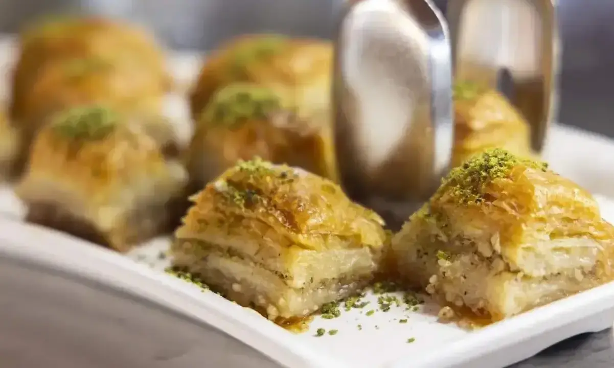 Słodka baklava, idealna na deser. Ten przepis na baklawę zachwyci każdego.