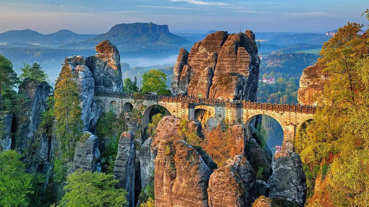 Most Bastei w Niemczech, kamienny most łączący skalne baszty. Ciekawostki o Niemczech: to miejsce inspiruje od wieków.