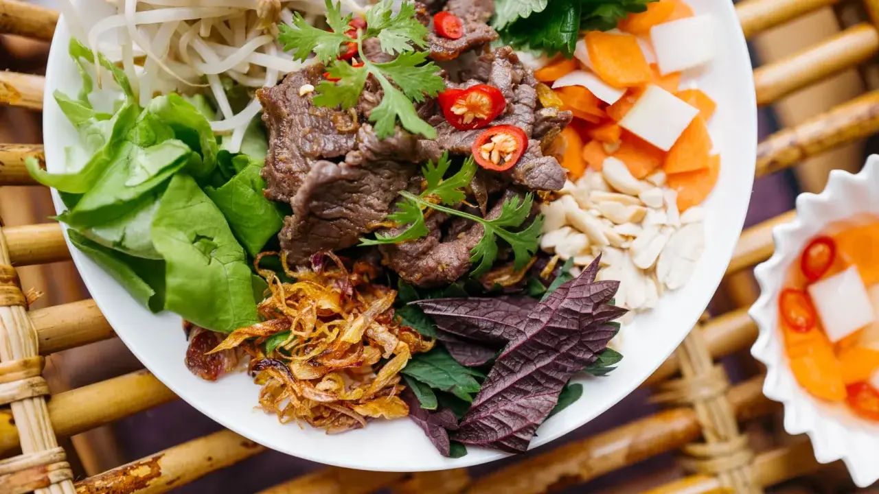 Pyszne bun bo nam bo: grillowana wołowina, kiełki, warzywa, orzeszki ziemne i chrupiąca cebulka.