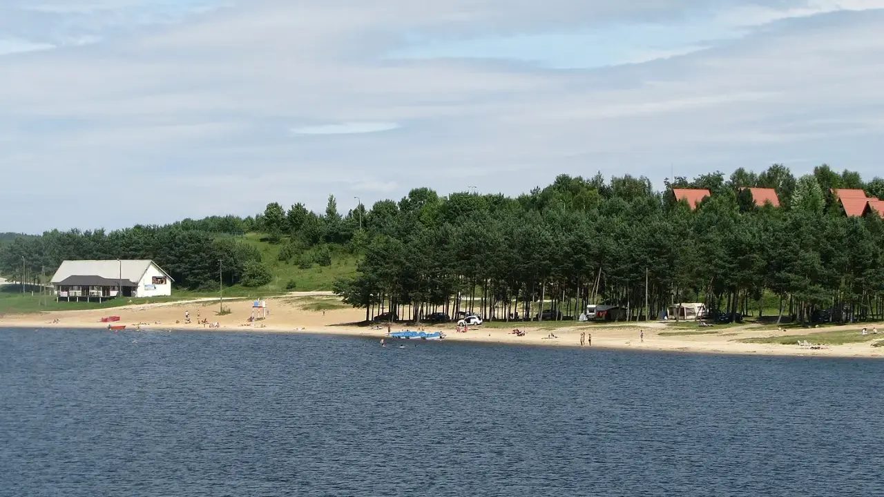 Letnie popołudnie nad jeziorem Chańcza. Piękna plaża, las i woda zachęcają do wypoczynku.