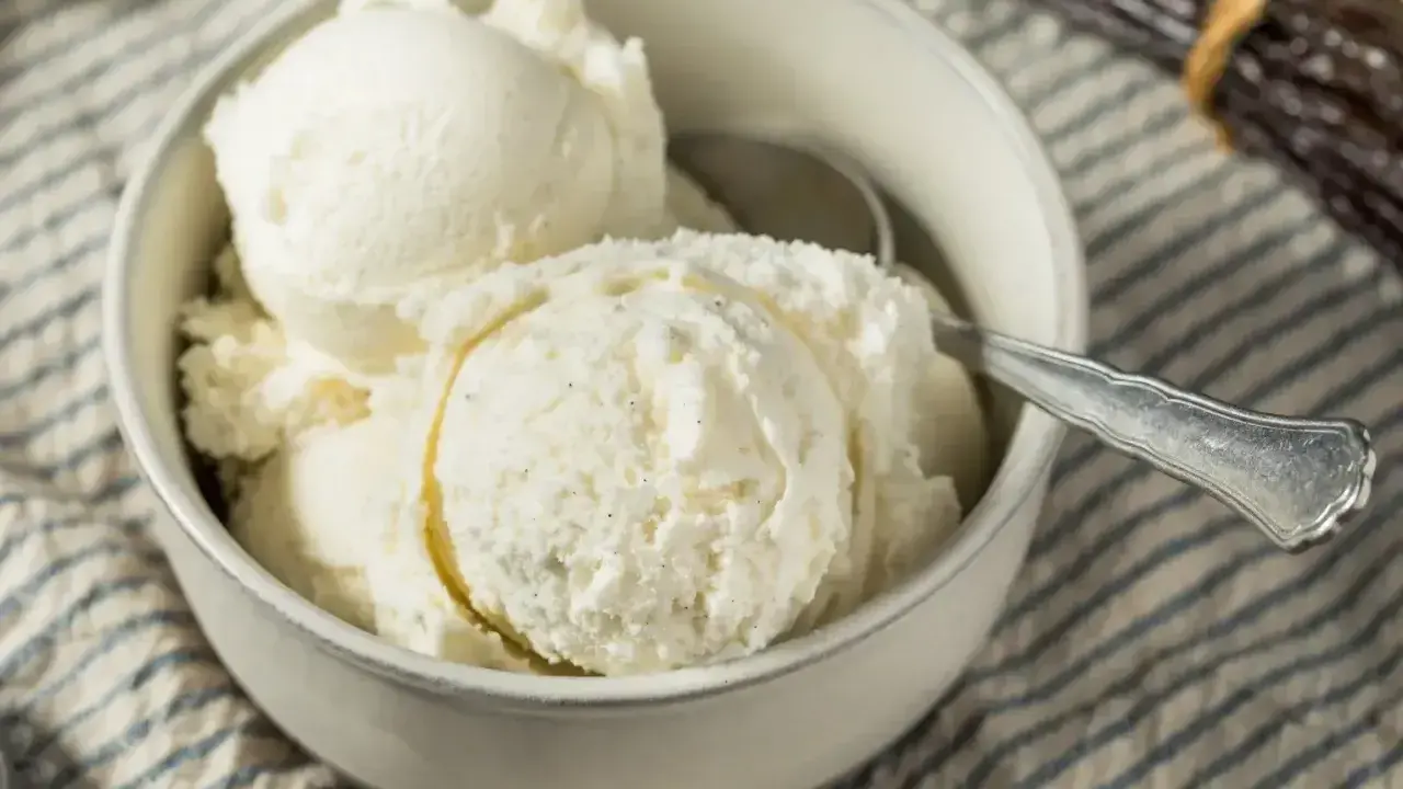 Pyszne domowe lody waniliowe, idealne na deser. Ten przepis na lody domowe jest prosty i szybki.
