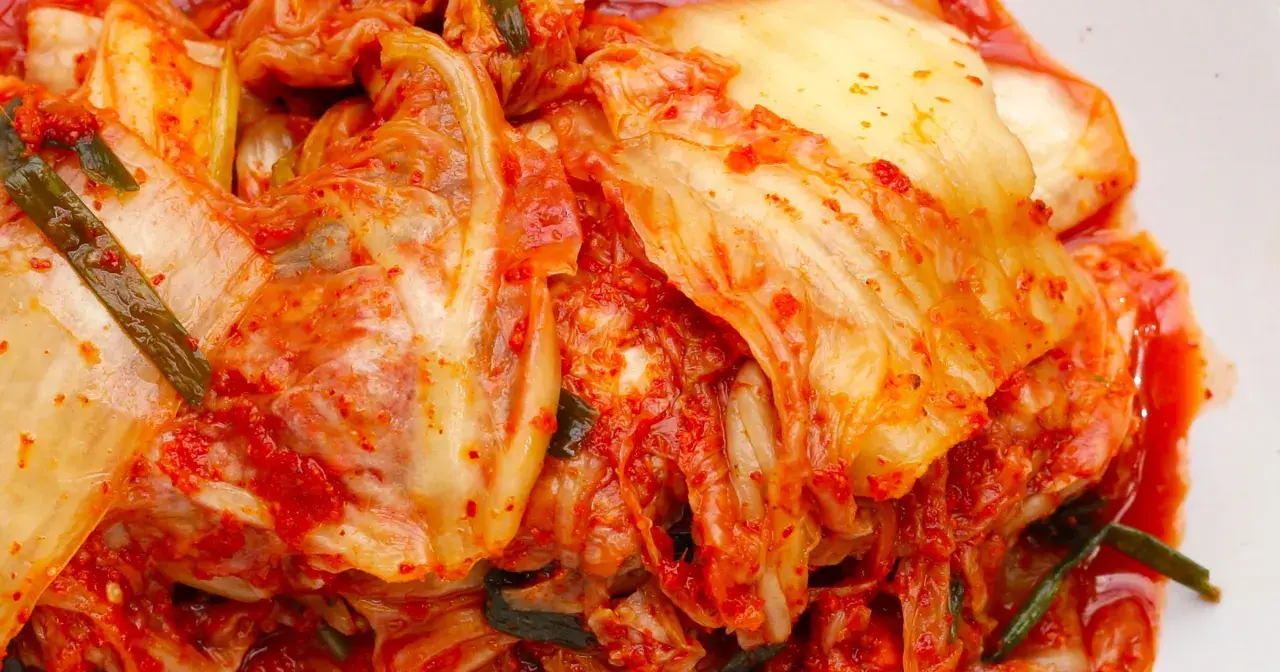 Pikantne, fermentowane liście kapusty pekińskiej z dodatkiem zielonej cebulki. To klasyczny kimchi przepis oryginalny, gotowy do spożycia.