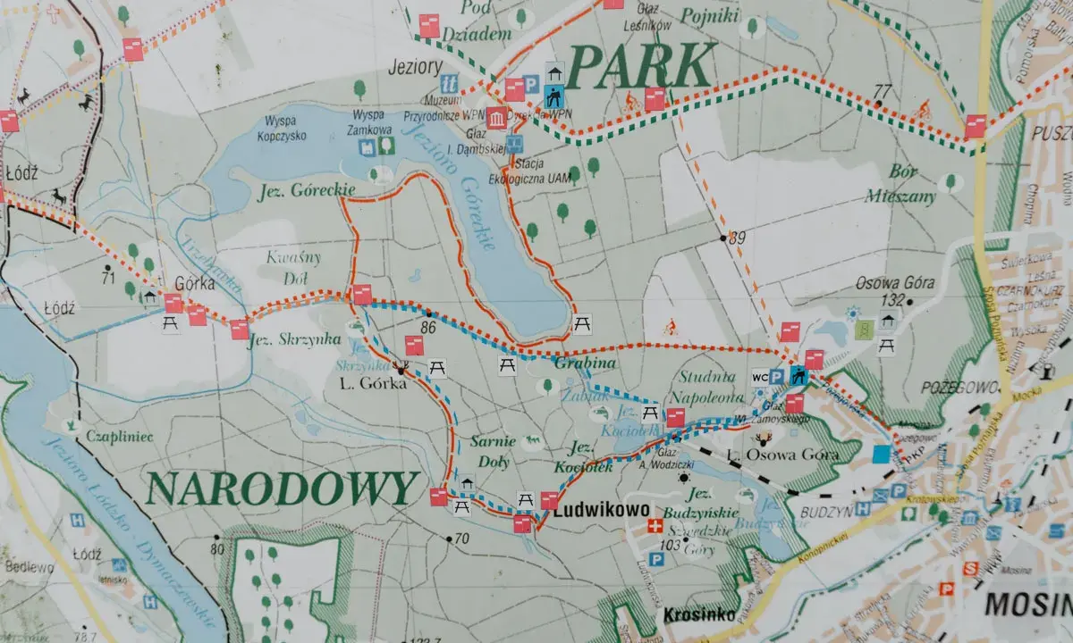 Mapa Wielkopolskiego Parku Narodowego z zaznaczonymi jeziorami, szlakami i ciekawostkami przyrodniczymi, jak Jezioro Góreckie czy Jezioro Kociołek.