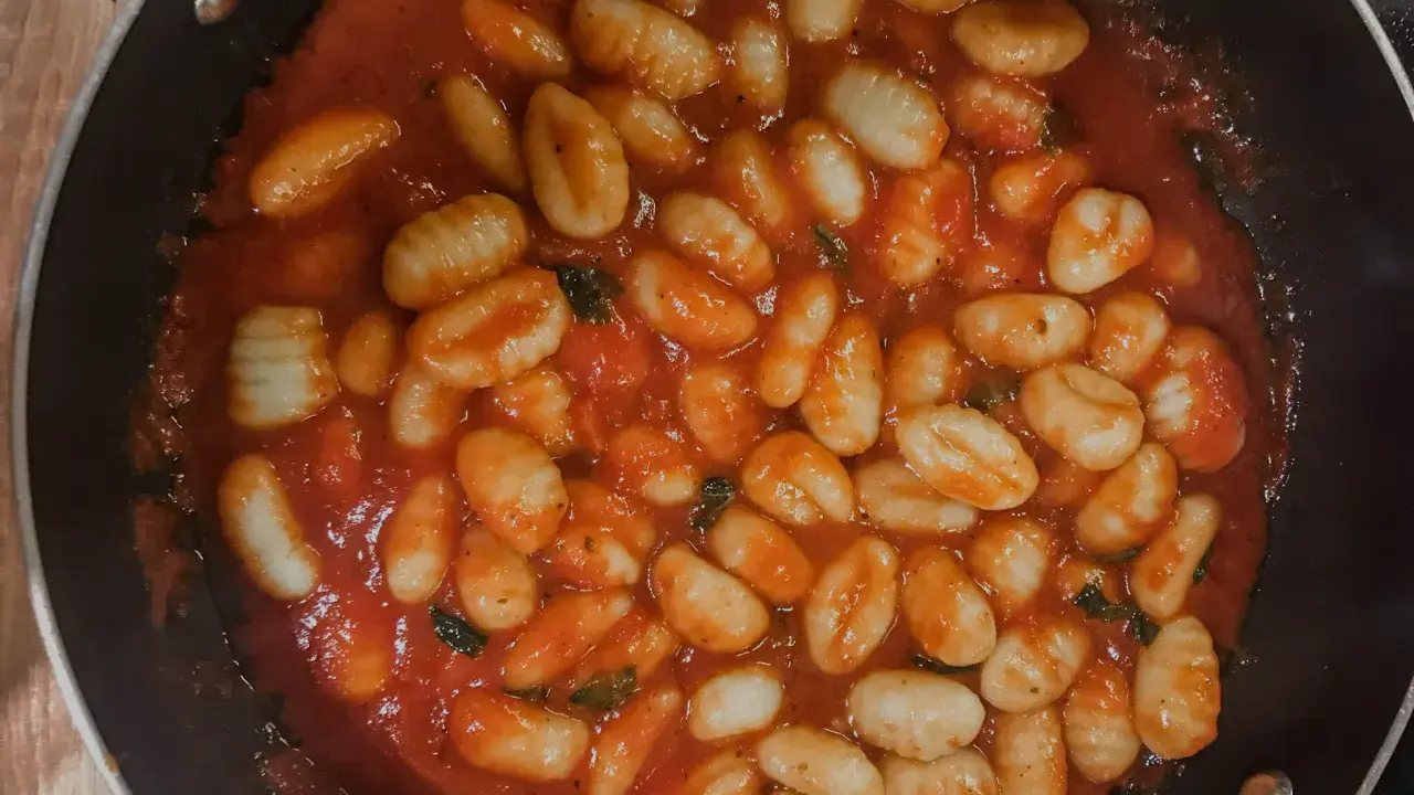 Pyszne gnocchi w sosie pomidorowym z bazylią. Idealny przepis z czym podawać na szybki obiad.