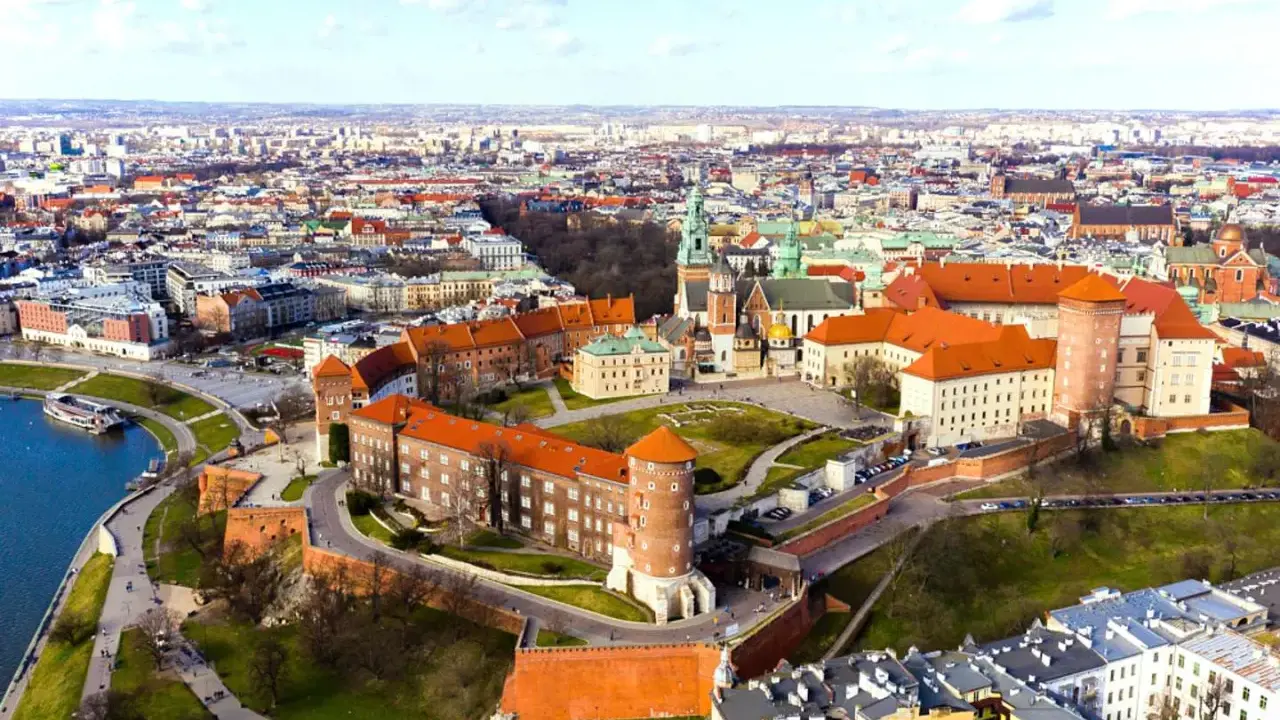 Wawel w Krakowie – idealne miejsce na romantyczny spacer i odkrywanie kraków atrakcje dla par. Widok na zamek i miasto.