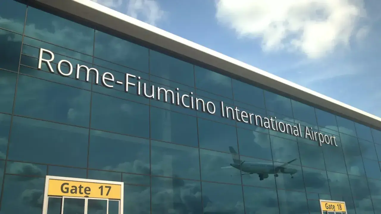 Szklana fasada lotniska Fiumicino w Rzymie, jednego z głównych lotnisk we Włoszech. W odbiciu widać samolot.