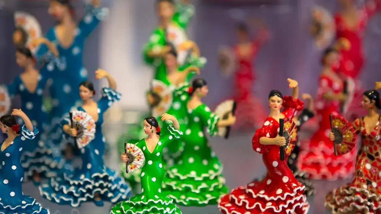 Figurki tancerek flamenco w kolorowych sukniach z falbankami i wachlarzami. Idealne pamiątki, by poczuć klimat Hiszpanii. Co przywieźć z Hiszpanii? Te figurki!
