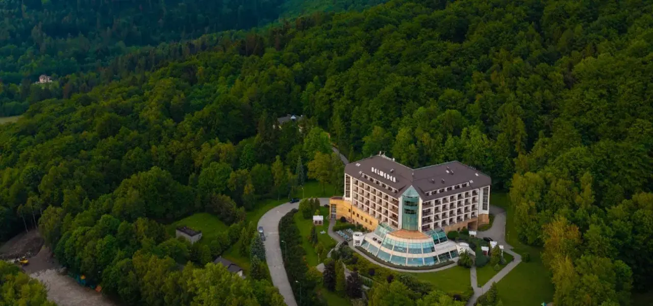Hotel Belweder Ustroń, otoczony zielonymi lasami Beskidów. Wiele pozytywnych hotel belweder ustroń opinie potwierdza jego urok.