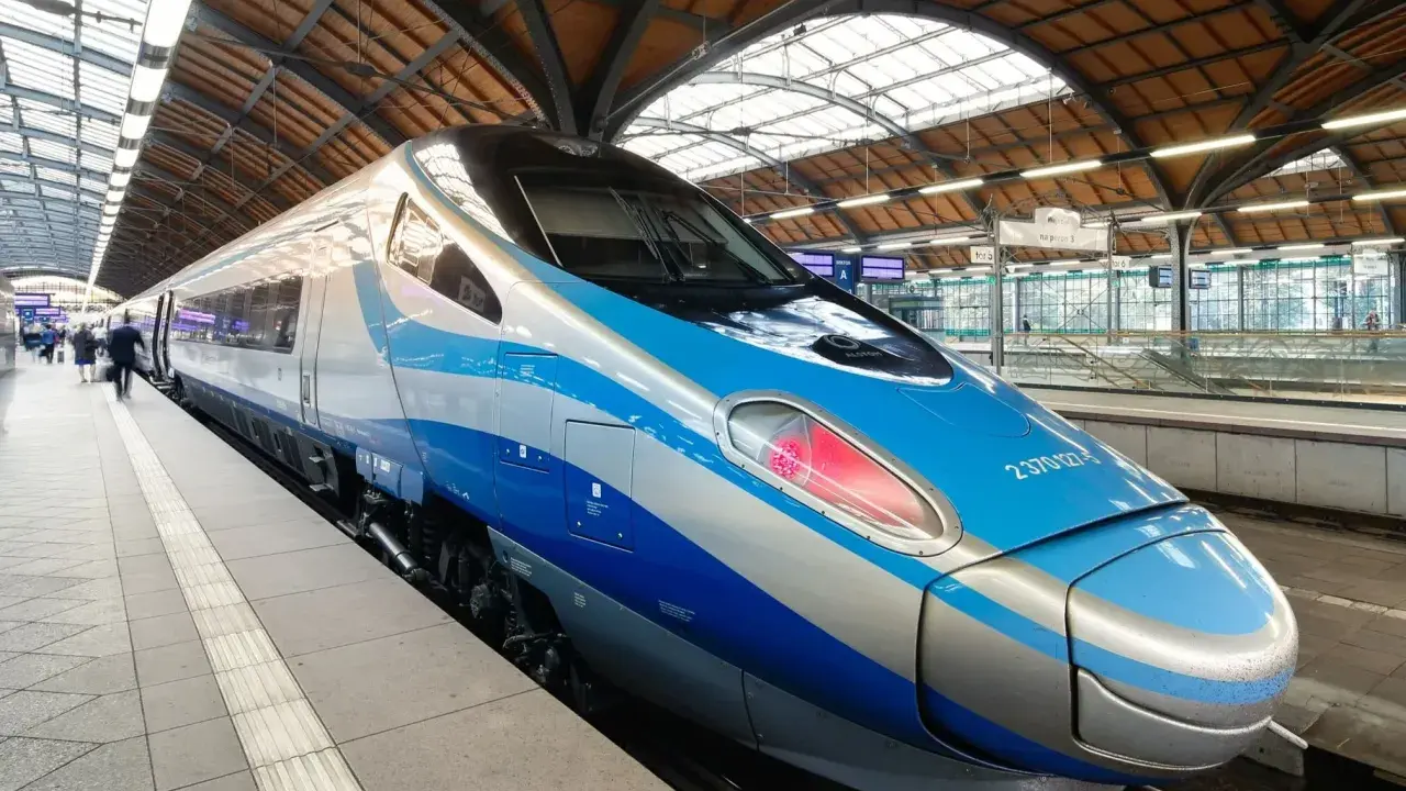 Nowoczesne Pendolino z niebiesko-srebrnym malowaniem czeka na peronie. Czy to właśnie ten pociąg zabierze Cię kiedy Pendolino do Szczecina?