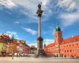 Kolumna Zygmunta i Zamek Królewski na Placu Zamkowym. Ciekawe ciekawostki o Warszawie czekają na odkrycie w tym historycznym miejscu.