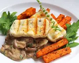 Grillowany ser halloumi z kremowym sosem grzybowym, pieczonymi batatami i rukolą.