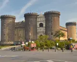 Castel Nuovo w Neapolu, imponująca forteca z wieżami i bramą, to jedno z miejsc, które warto zobaczyć.