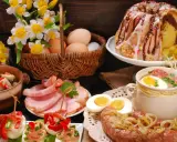 Wielkanocny stół: babka, biała kiełbasa, jajka, chrzan, śledzie, wędliny i żurek. Tak się je na Wielkanoc.