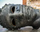 Monumentalna rzeźba głowy na Rynku Głównym w Krakowie. Jedna z wielu ciekawostek o Krakowie, która przyciąga wzrok turystów.