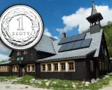 Schronisko górskie z panelem słonecznym i monetą 1 złoty.