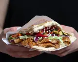Prawdziwy kebab w bułce z soczystym mięsem, warzywami i sosami. Idealny na szybki posiłek.