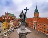 Pomnik Zygmunta III Wazy i Zamek Królewski na Starym Mieście. To jedne z fajnych miejsc w Warszawie, które warto zobaczyć.
