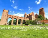 Potężne zamki krzyżackie w Polsce, z charakterystycznymi ceglanymi murami i łukowymi przejściami, górują nad zielonymi terenami.