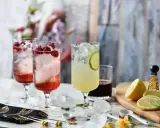 Letnie, orzeźwiające drinki z malinami i limonką. Idealne na upalne dni, te popularne drinki zachwycają smakiem i wyglądem.