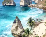 Rajska plaża z palmami i turkusową wodą. Zastanawiasz się, ile się leci na Bali, by zobaczyć taki widok?