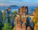 Most Bastei w Niemczech, kamienny most łączący skalne baszty. Ciekawostki o Niemczech: to miejsce inspiruje od wieków.