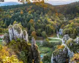 Ojcowski Park Narodowy w jesiennej odsłonie. Wapienne skały i kolorowy las tworzą malowniczy krajobraz. Ciekawostki przyrodnicze czekają na odkrycie.