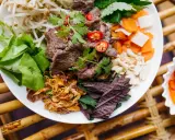 Pyszne bun bo nam bo: grillowana wołowina, kiełki, warzywa, orzeszki ziemne i chrupiąca cebulka.