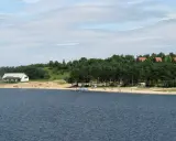 Letnie popołudnie nad jeziorem Chańcza. Piękna plaża, las i woda zachęcają do wypoczynku.