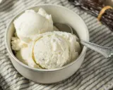 Pyszne domowe lody waniliowe, idealne na deser. Ten przepis na lody domowe jest prosty i szybki.