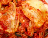 Pikantne, fermentowane liście kapusty pekińskiej z dodatkiem zielonej cebulki. To klasyczny kimchi przepis oryginalny, gotowy do spożycia.