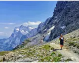 Wędrowiec na szlaku w Alpach. Niesamowite widoki i ciekawostki o Szwajcarii czekają na odkrycie.