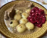 Kluski śląskie z gulaszem i buraczkami. Idealny zestaw, by dowiedzieć się, z czym podawać kluski śląskie.
