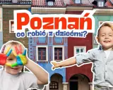 Poznań atrakcje dla dzieci pod dachem: uśmiechnięte dzieci z kolorowymi dłońmi na tle kolorowych kamieniczek.