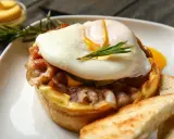 Idealne jajko w koszulce na bekonie z tostami. Zobacz, jak zrobić jajko w koszulce krok po kroku!