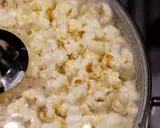 Pyszny popcorn w garnku, gotowy do jedzenia. Zobacz, jak zrobić popcorn w garnku krok po kroku!