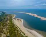 Piaszczyste mierzeje i zielone wybrzeże nad Morzem Bałtyckim. Malownicze miejscowości i krajobrazy.