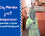 Czy Maroko jest bezpieczne? Porady z życia dla podróżujących. Kobieta z drinkiem na tle uliczki w Marrakeszu.