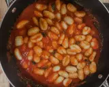 Pyszne gnocchi w sosie pomidorowym z bazylią. Idealny przepis z czym podawać na szybki obiad.