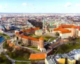 Wawel w Krakowie – idealne miejsce na romantyczny spacer i odkrywanie kraków atrakcje dla par. Widok na zamek i miasto.