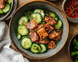 Pyszny **tempeh przepis** na sałatkę z ogórkiem, sezamem i pikantnym sosem. Idealny na lekki posiłek.