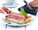 Pyszna tarta z rabarbarem, która pokazuje, co można zrobić z rabarbaru. Podana na talerzyku z widelcem.