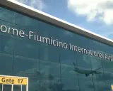 Szklana fasada lotniska Fiumicino w Rzymie, jednego z głównych lotnisk we Włoszech. W odbiciu widać samolot.